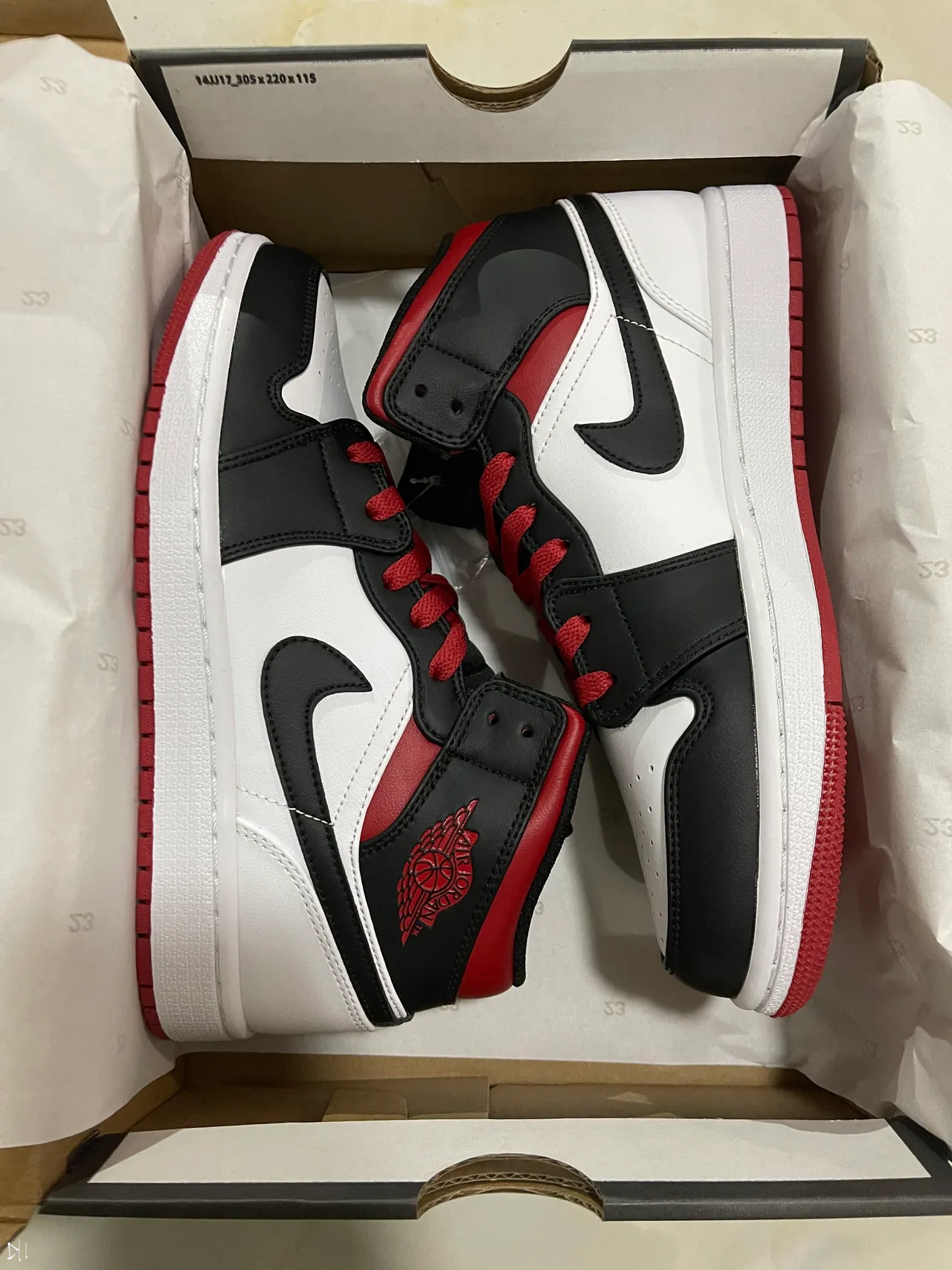 Tênis de basquete de cano alto Air Jordan 1 preto, branco e vermelho 7