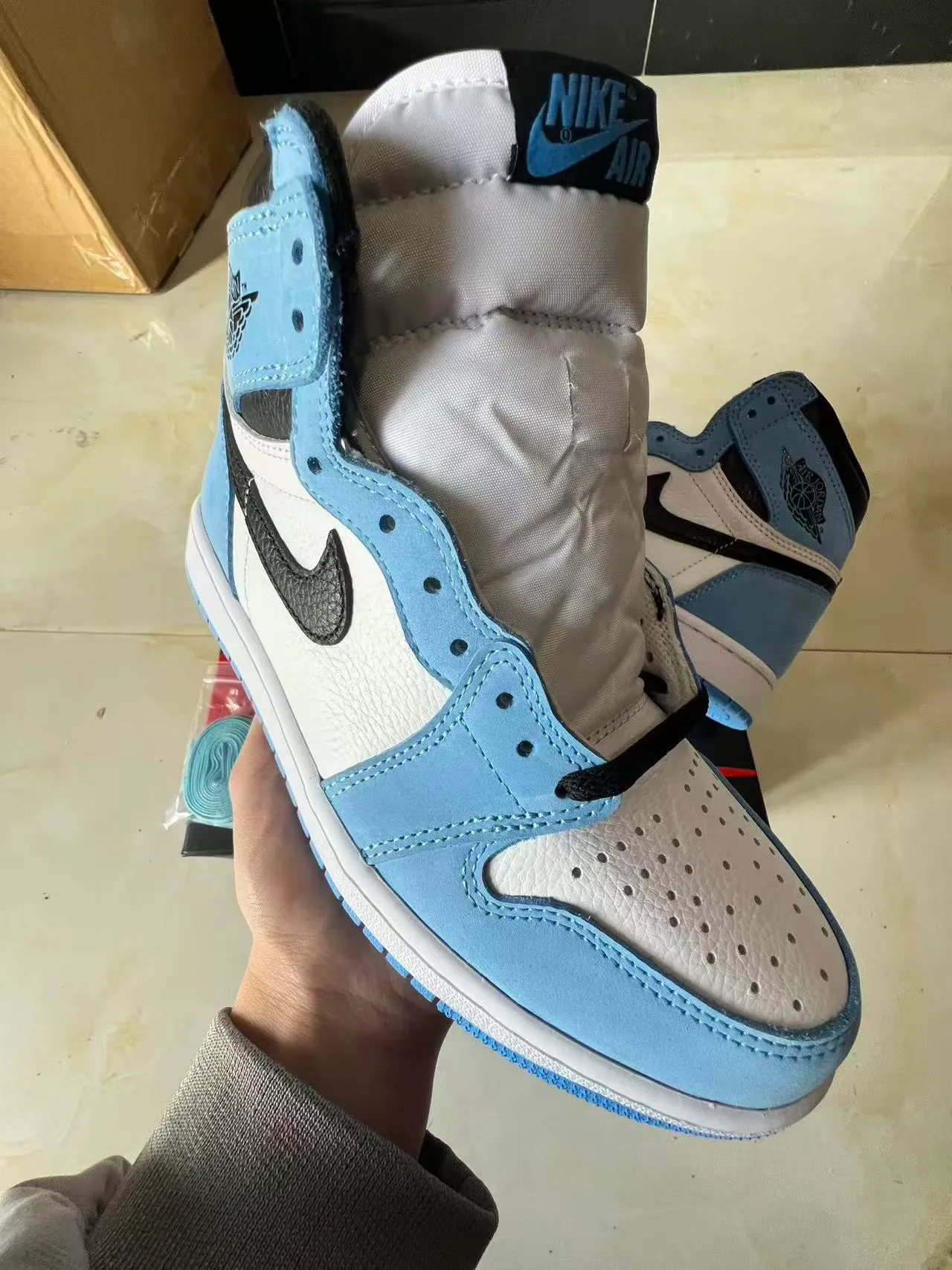 Chaussures de basketball montantes Air Jordan 1 à empiècements en daim et cuir bleu et blanc 2