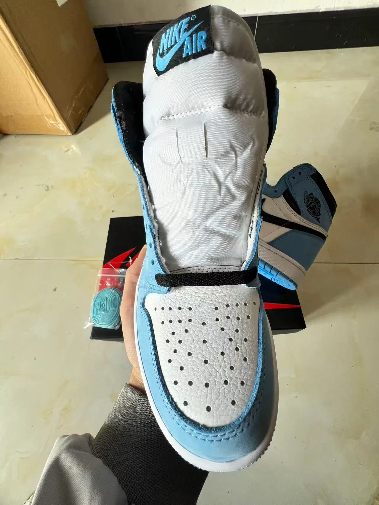 Chaussures de basketball montantes Air Jordan 1 à empiècements en daim et cuir bleu et blanc 3