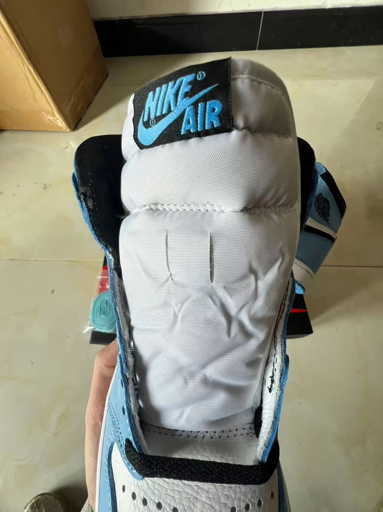 Chaussures de basketball montantes Air Jordan 1 à empiècements en daim et cuir bleu et blanc 4