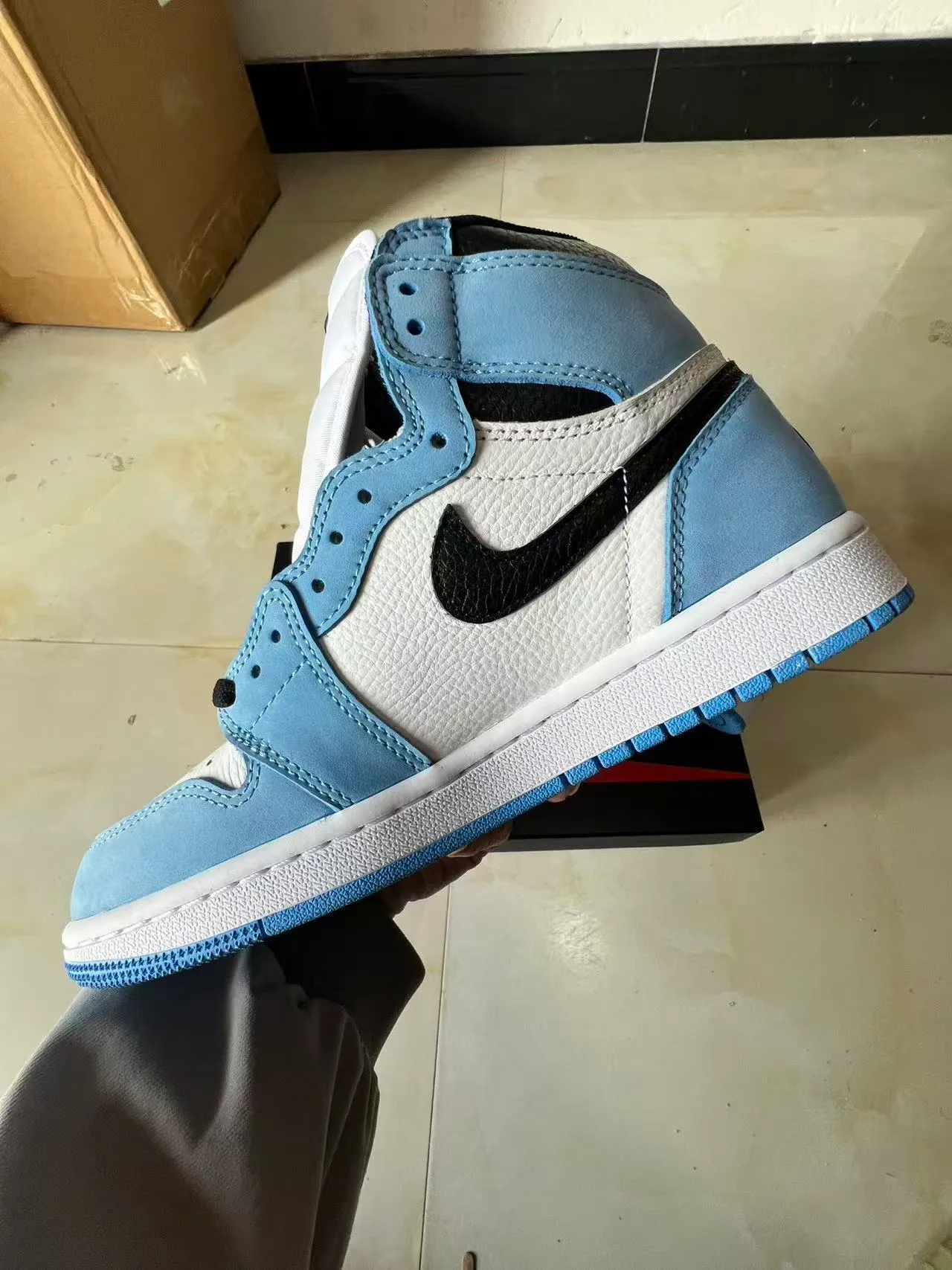Chaussures de basketball montantes Air Jordan 1 à empiècements en daim et cuir bleu et blanc 5