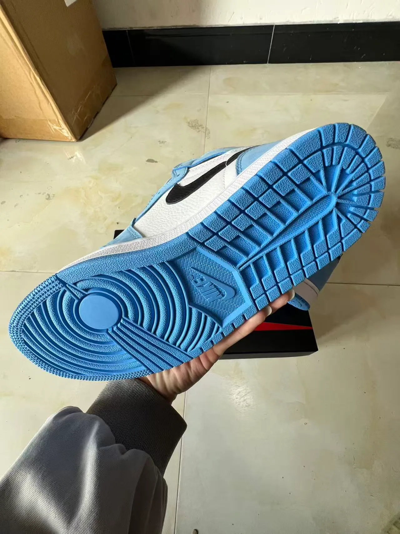 Chaussures de basketball montantes Air Jordan 1 à empiècements en daim et cuir bleu et blanc 6