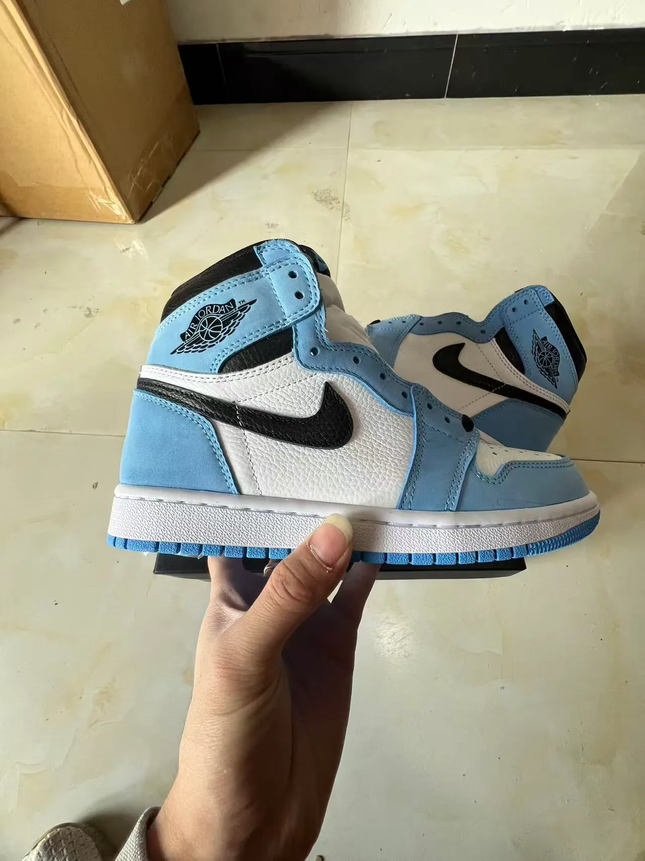 Chaussures de basketball montantes Air Jordan 1 à empiècements en daim et cuir bleu et blanc 7