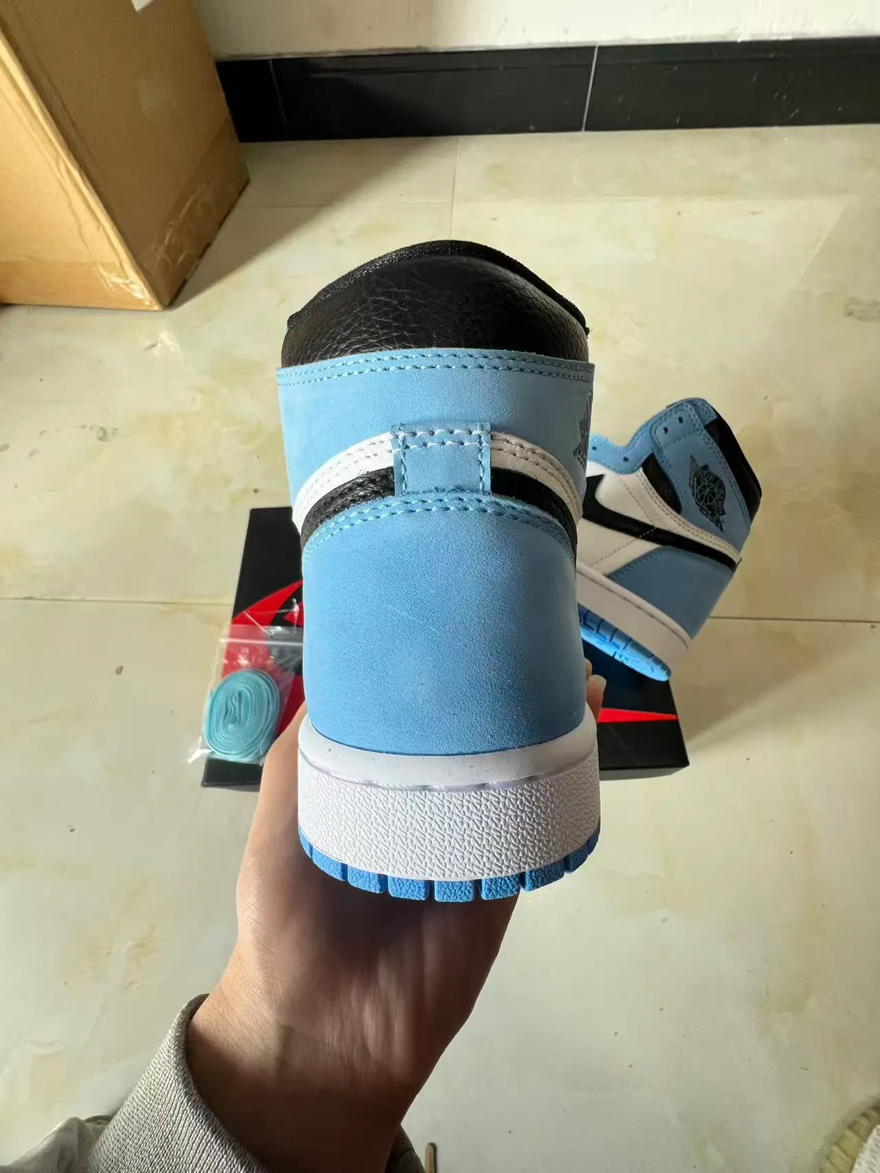 Chaussures de basketball montantes Air Jordan 1 à empiècements en daim et cuir bleu et blanc 8