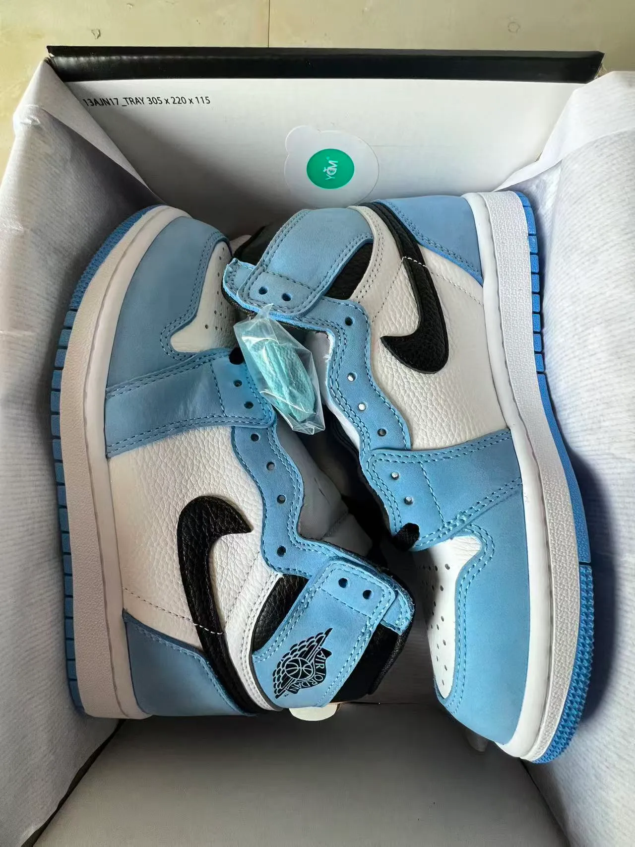 Chaussures de basketball montantes Air Jordan 1 à empiècements en daim et cuir bleu et blanc 9