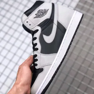 Air Jordan 1 Cinza Preto High-Top Camurça e Couro Construção com Painéis Tênis de Basquete
