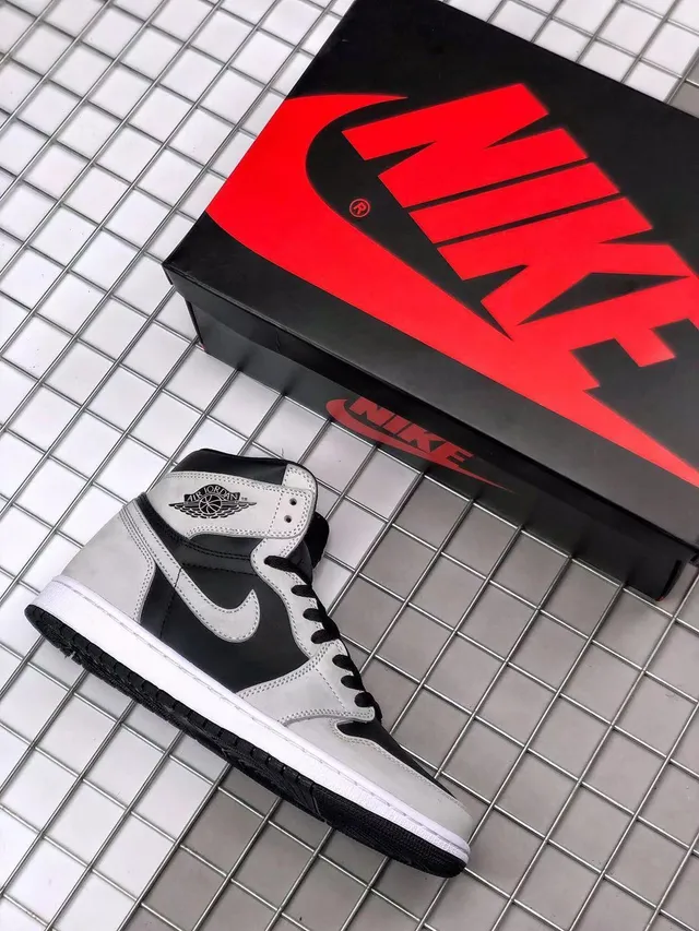 Air Jordan 1 Cinza Preto High-Top Camurça e Couro Construção com Painéis Tênis de Basquete 2
