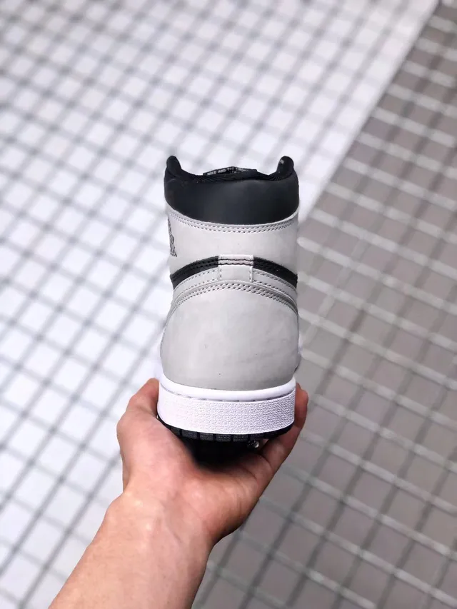 Air Jordan 1 Cinza Preto High-Top Camurça e Couro Construção com Painéis Tênis de Basquete 3
