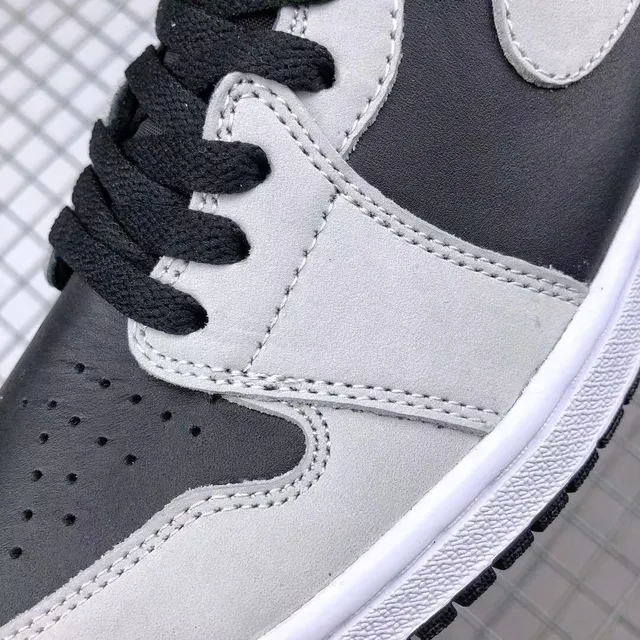 Air Jordan 1 Cinza Preto High-Top Camurça e Couro Construção com Painéis Tênis de Basquete 4