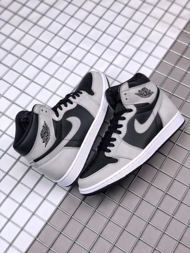 Air Jordan 1 Cinza Preto High-Top Camurça e Couro Construção com Painéis Tênis de Basquete 6