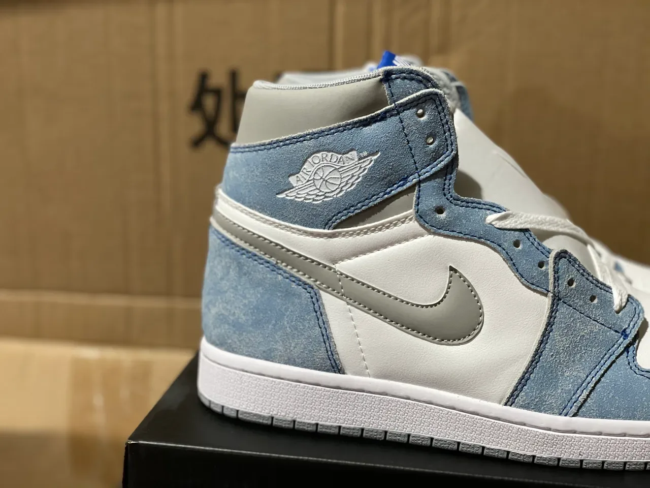 Air Jordan 1 High Distressed Tênis de Basquete Azul Claro e Branco 2