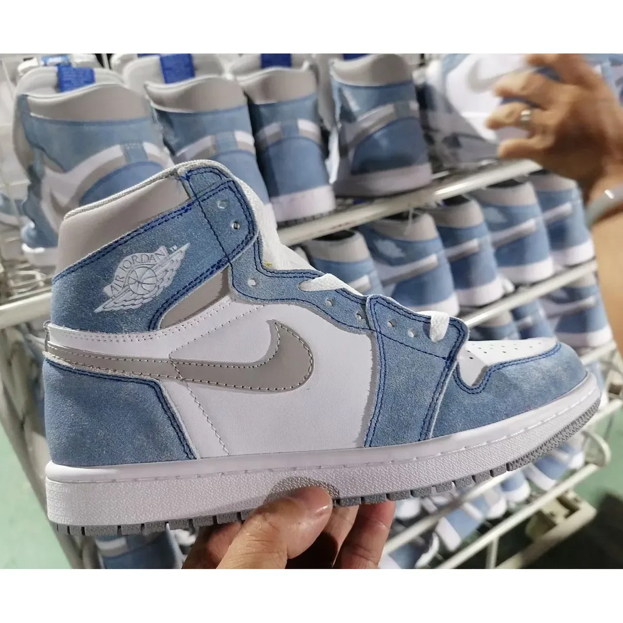 Air Jordan 1 High Distressed Tênis de Basquete Azul Claro e Branco 3