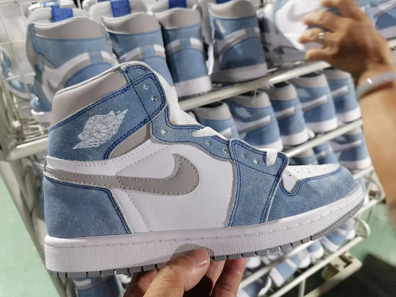 Air Jordan 1 High Distressed Tênis de Basquete Azul Claro e Branco 4