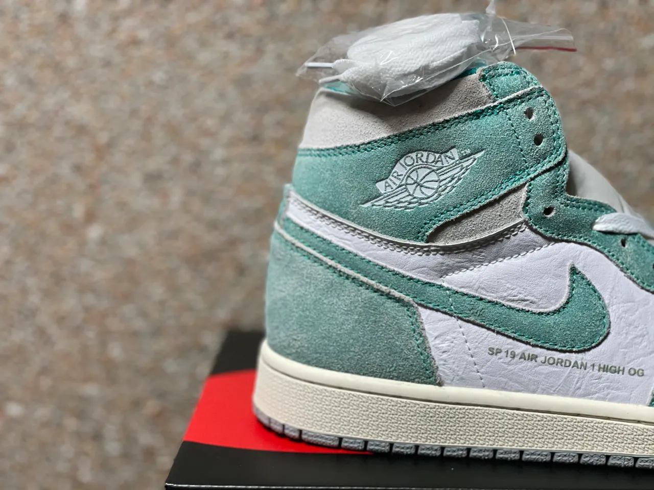 Air Jordan 1 High OG মিন্ট গ্রিন সোয়েড এবং সাদা বাস্কেটবল জুতো 2