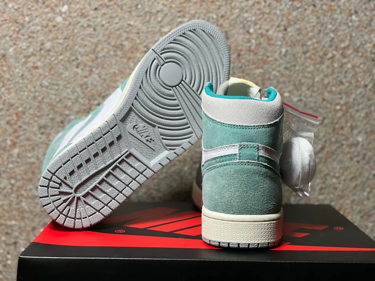Air Jordan 1 High OG মিন্ট গ্রিন সোয়েড এবং সাদা বাস্কেটবল জুতো 3
