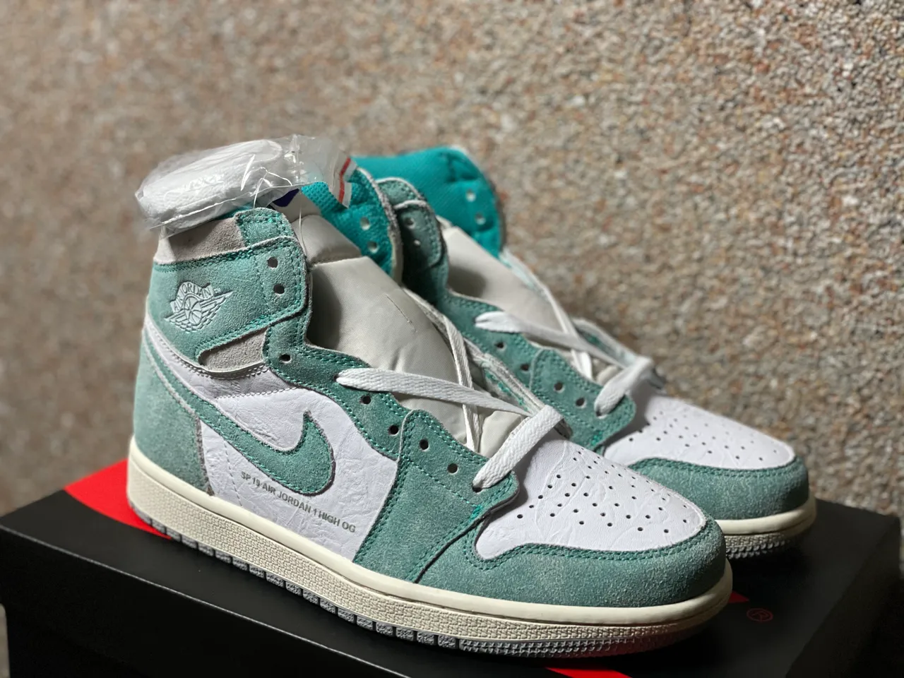 Air Jordan 1 High OG মিন্ট গ্রিন সোয়েড এবং সাদা বাস্কেটবল জুতো 4