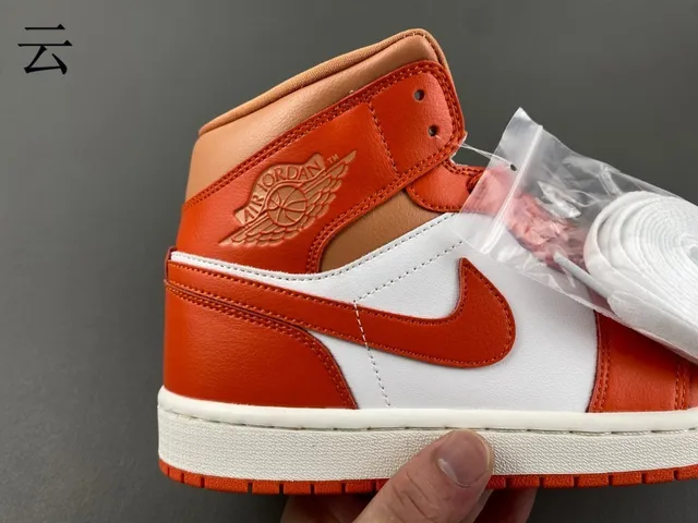 Chaussures de basketball Air Jordan 1 High orange et blanc 2