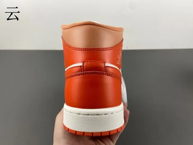 Chaussures de basketball Air Jordan 1 High orange et blanc 4