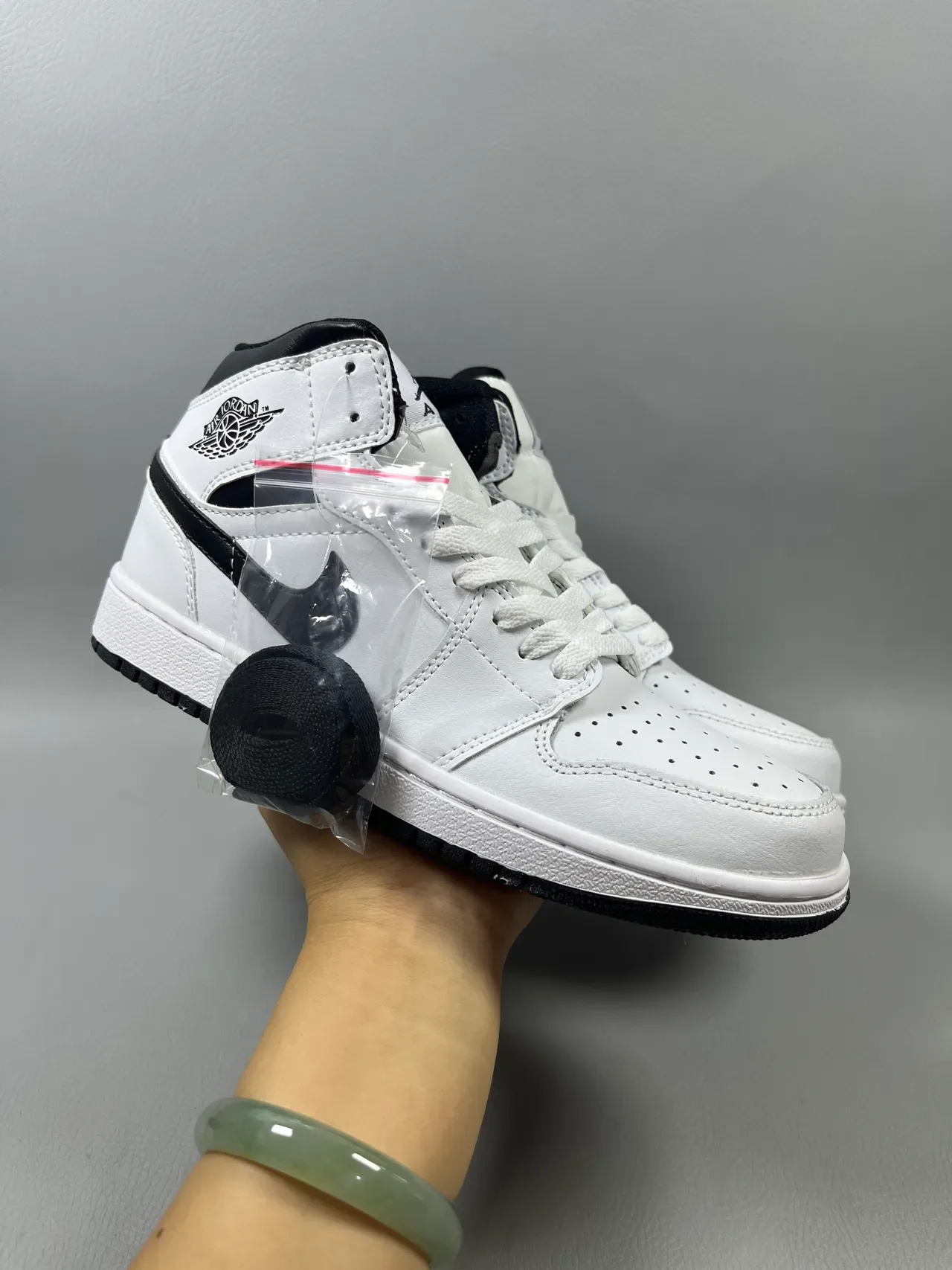 Air Jordan 1 High Blanc et Noir Chaussures de Basketball 2