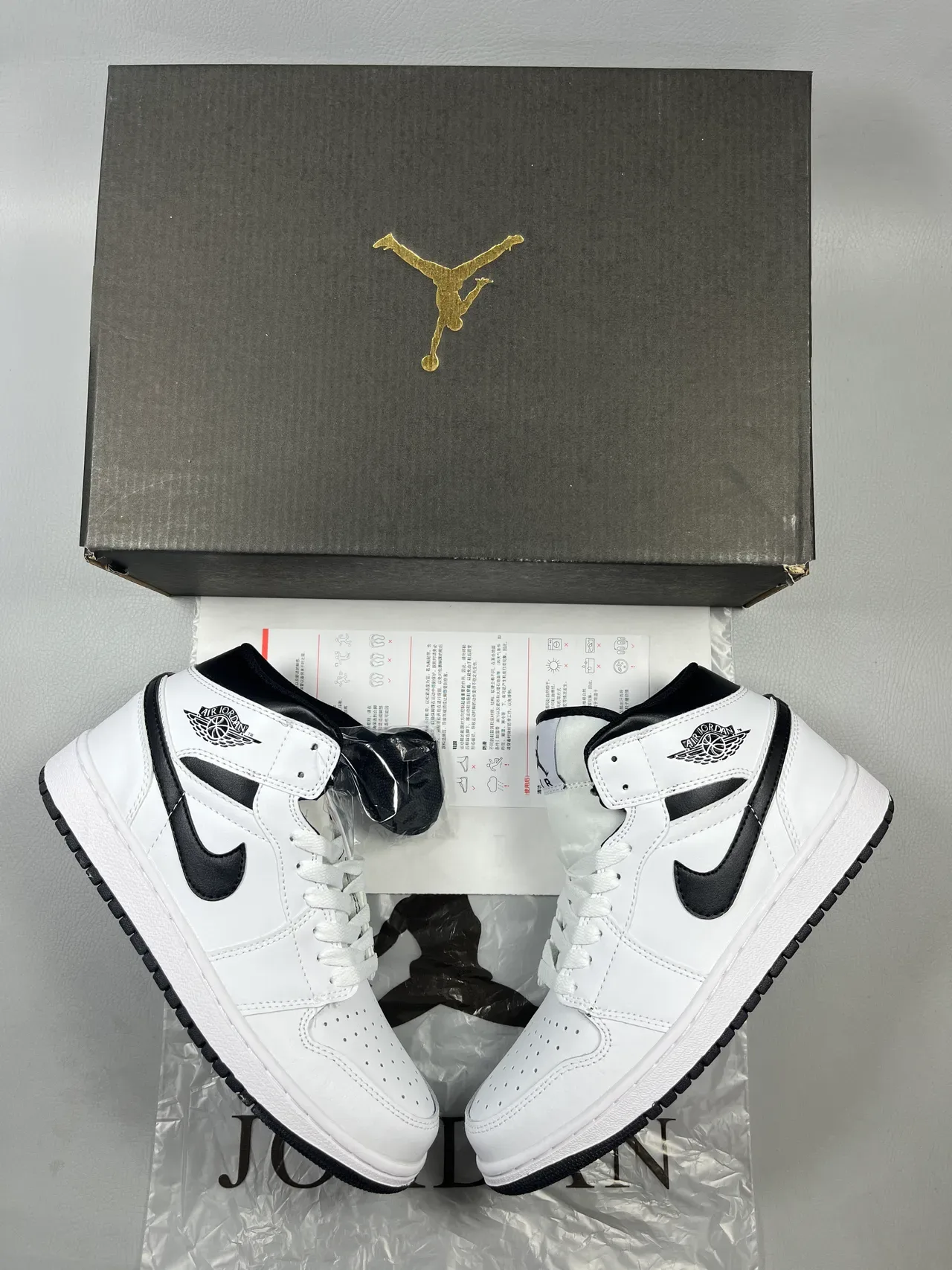 Air Jordan 1 High Blanc et Noir Chaussures de Basketball 3