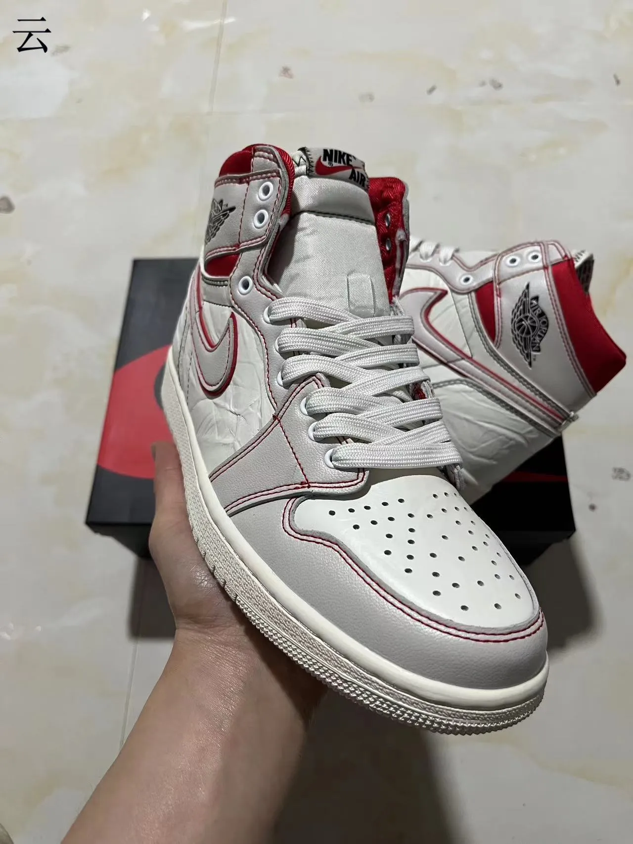 Air Jordan 1 High Tênis de Basquete Couro Crinkled Branco e Vermelho 2