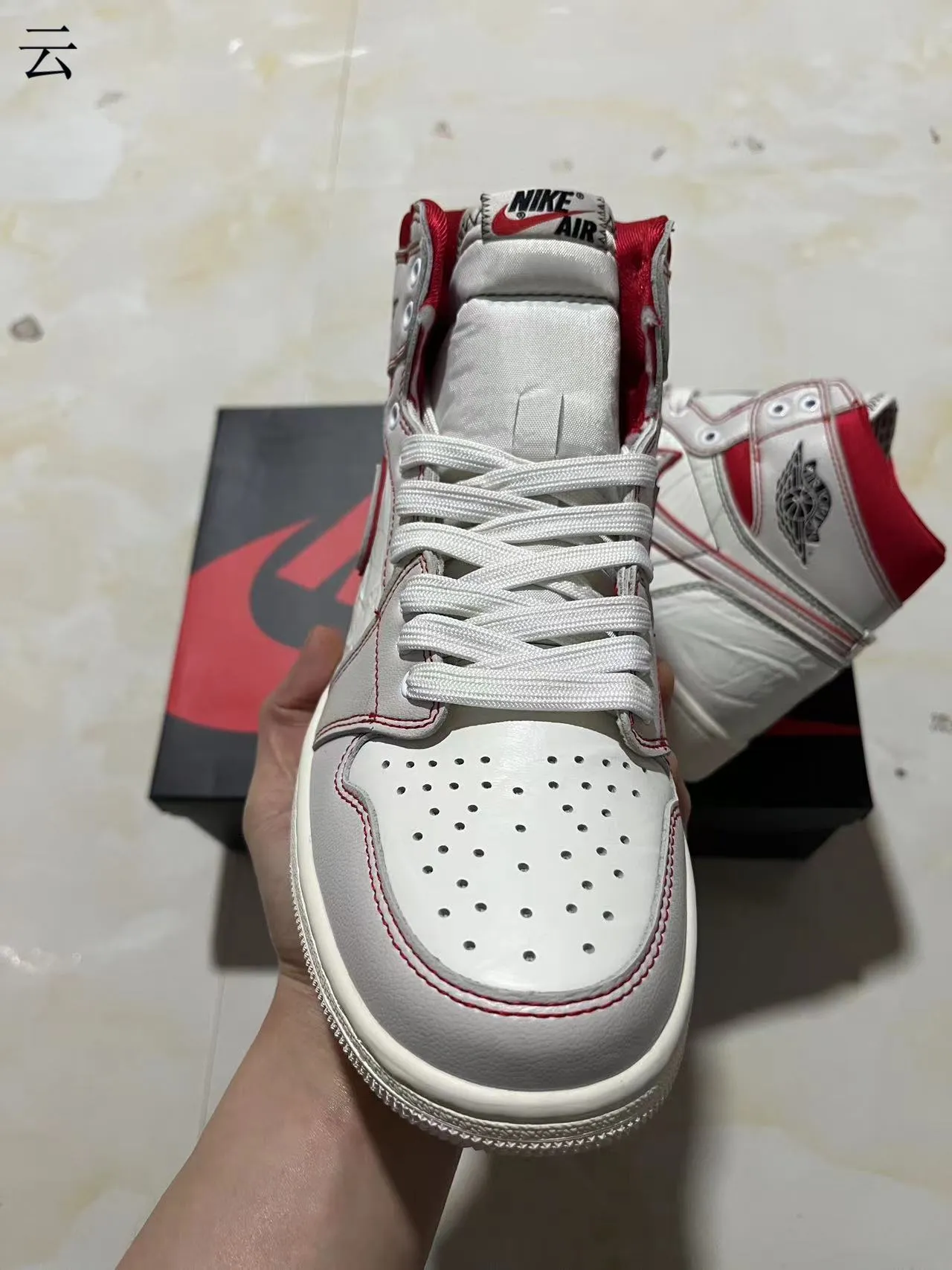 Air Jordan 1 High Tênis de Basquete Couro Crinkled Branco e Vermelho 3