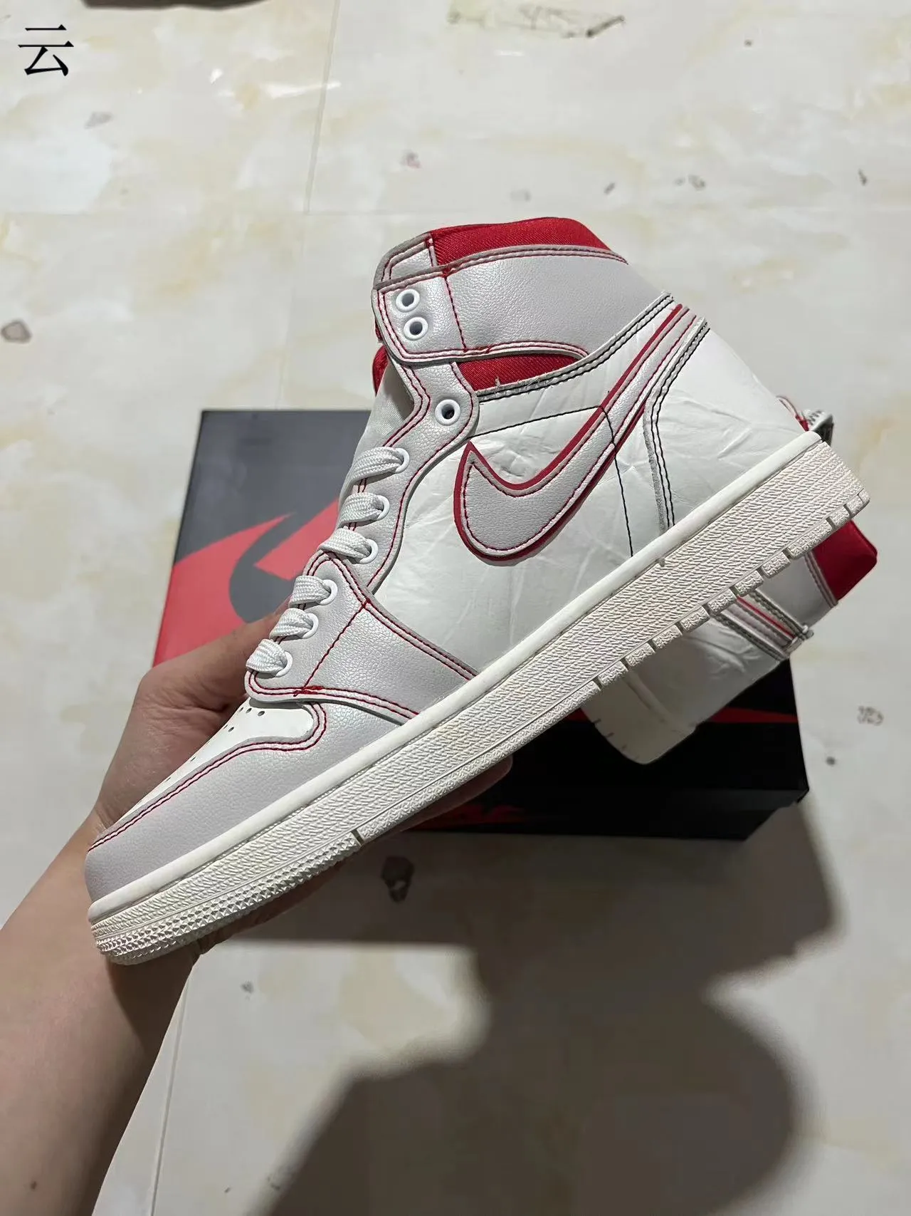 Air Jordan 1 High Tênis de Basquete Couro Crinkled Branco e Vermelho 5