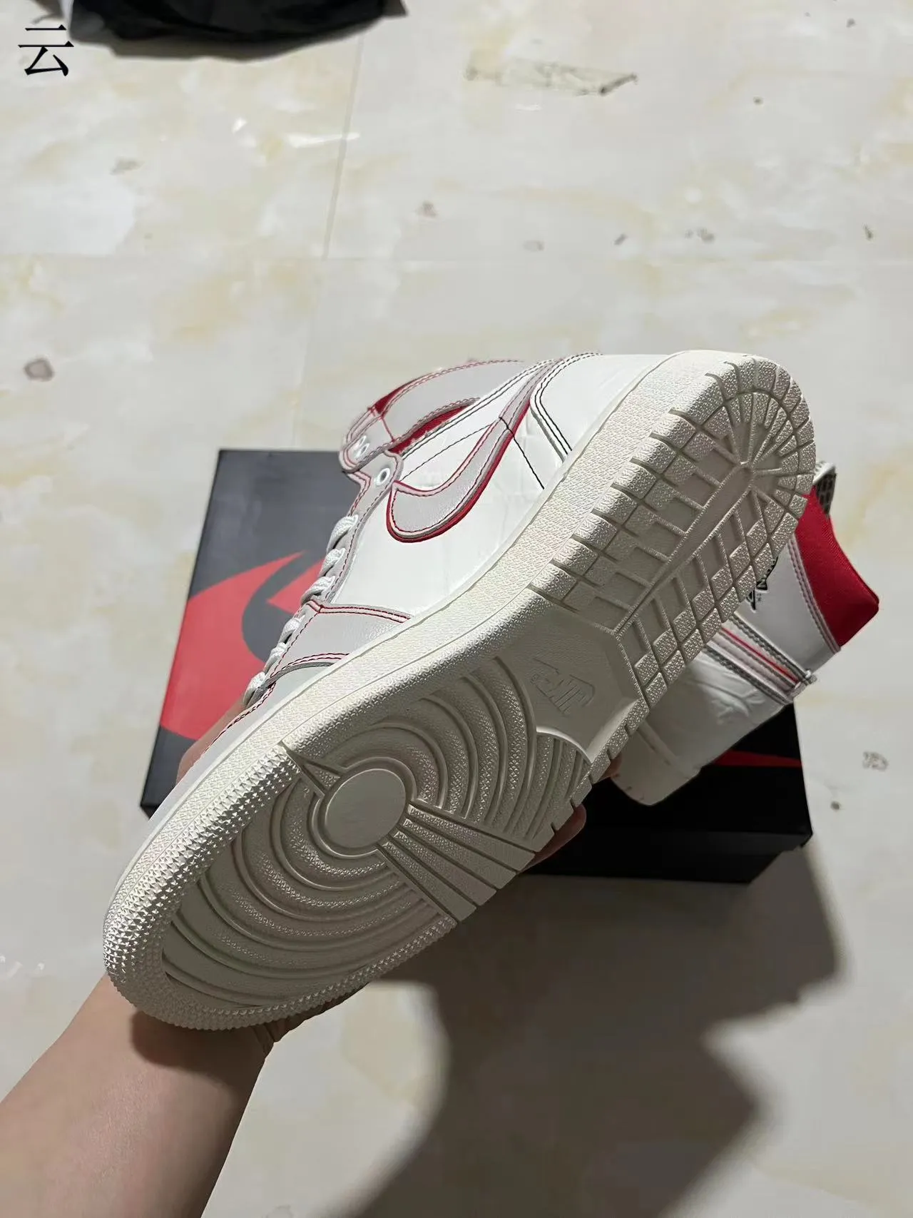 Air Jordan 1 High Tênis de Basquete Couro Crinkled Branco e Vermelho 6