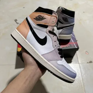 Air Jordan 1 Multi-Material Color-Blocked Basketball Shoes