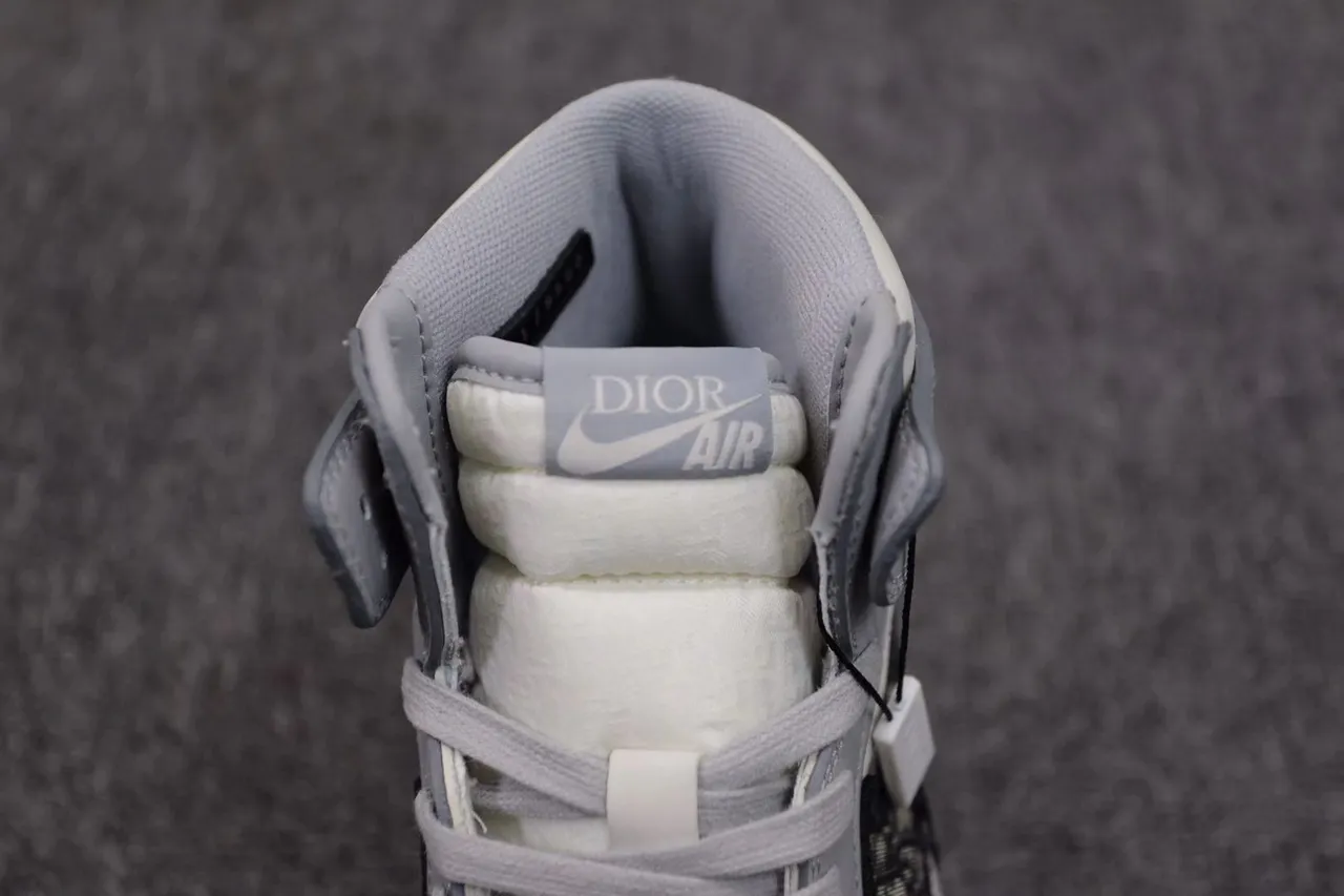 Chaussures de basketball Air Jordan 1 x Dior blanc gris noir semelle translucide 5