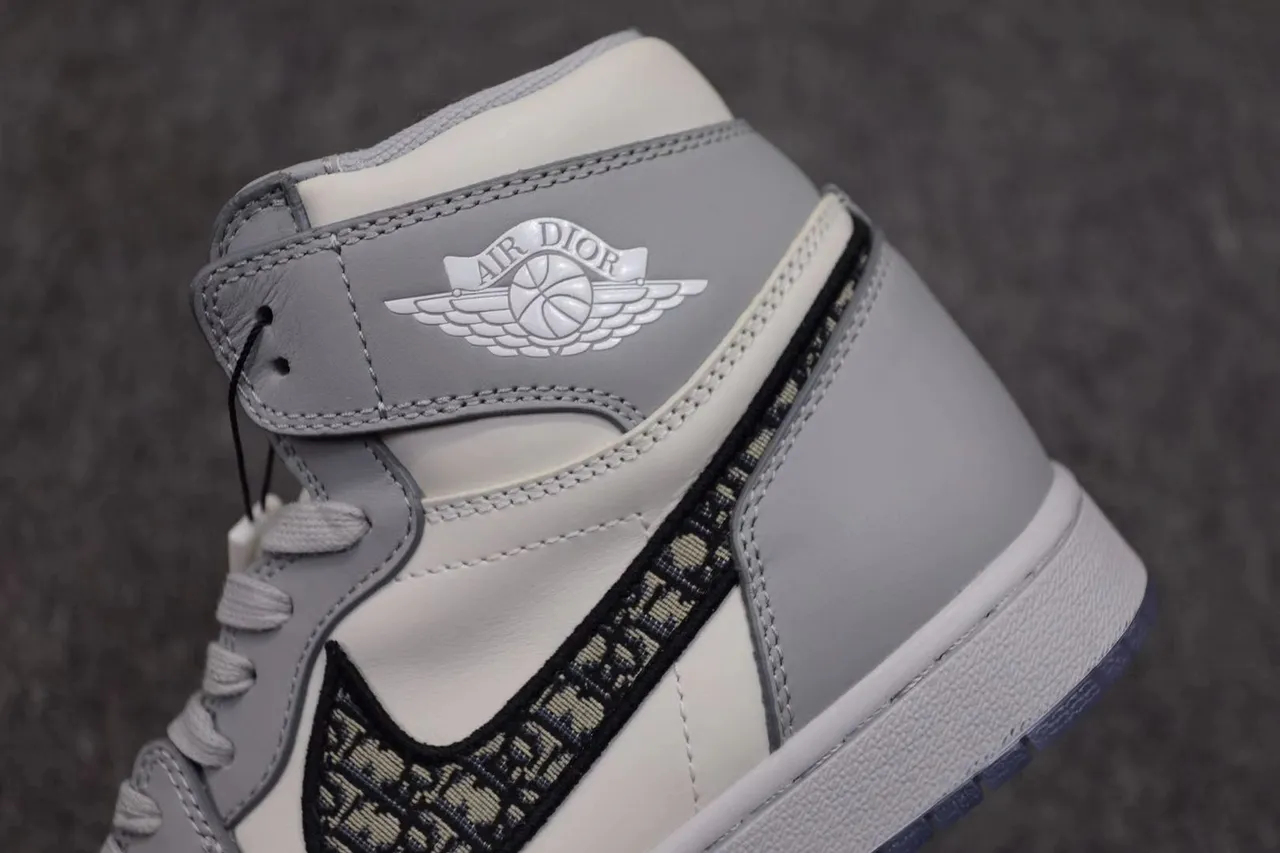 Chaussures de basketball Air Jordan 1 x Dior blanc gris noir semelle translucide 8