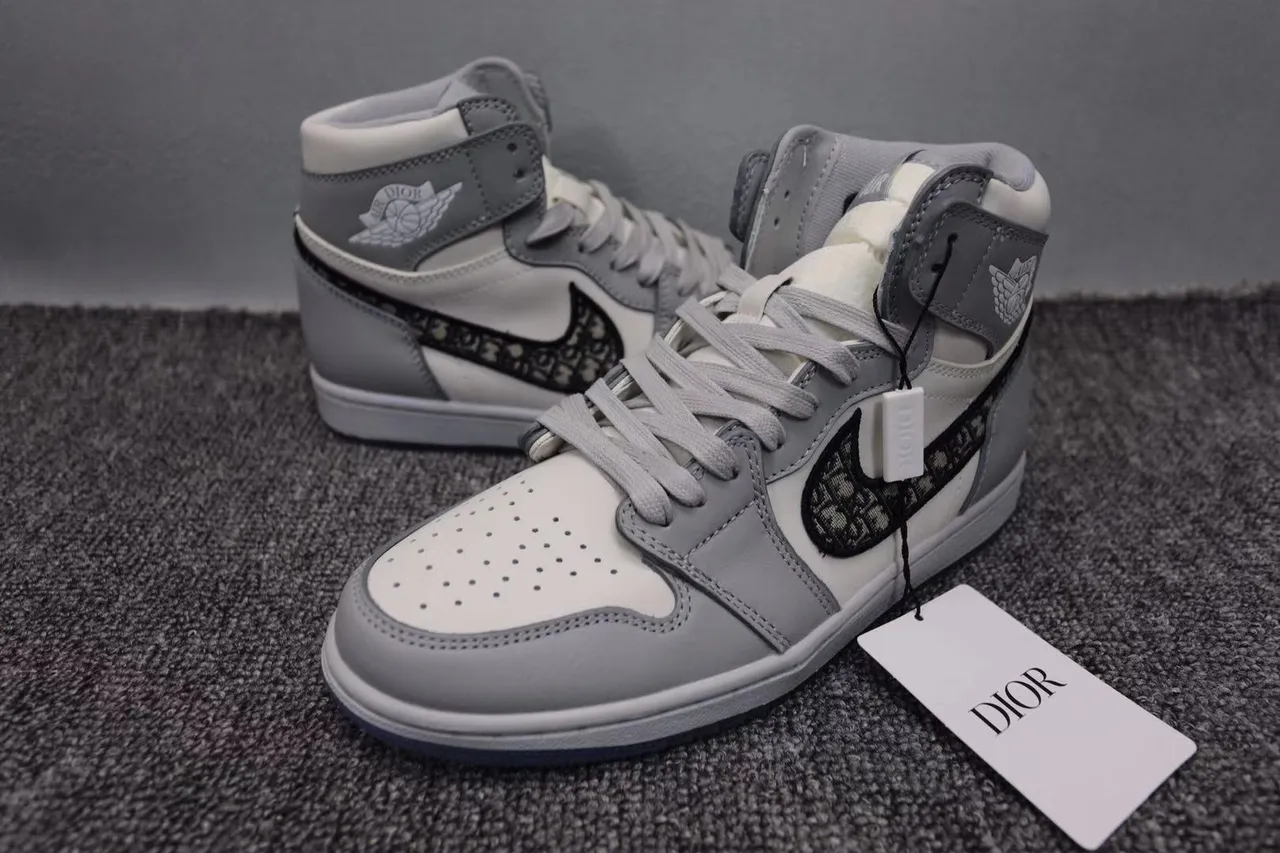 Chaussures de basketball Air Jordan 1 x Dior blanc gris noir semelle translucide 10
