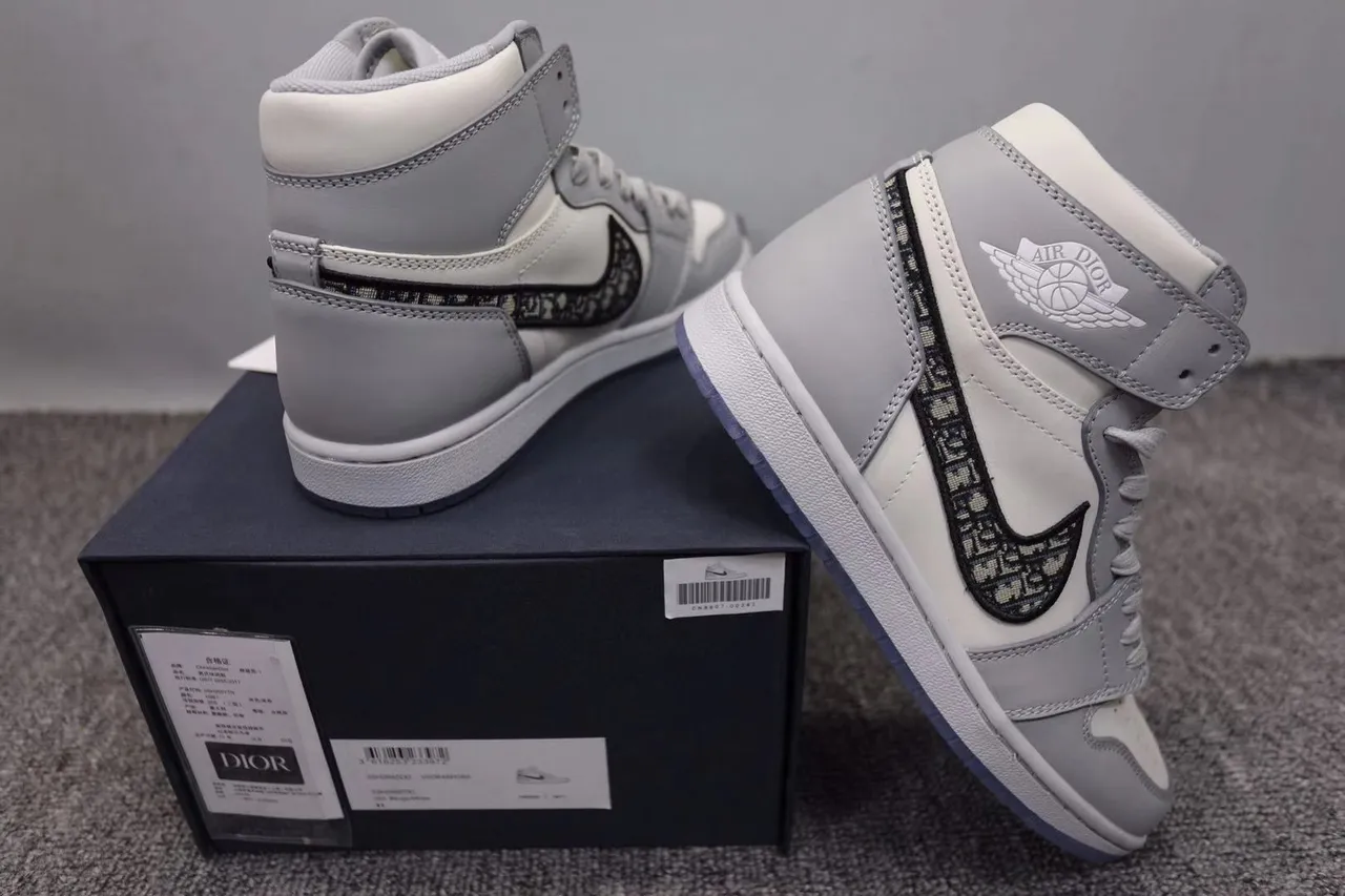 Chaussures de basketball Air Jordan 1 x Dior blanc gris noir semelle translucide 11
