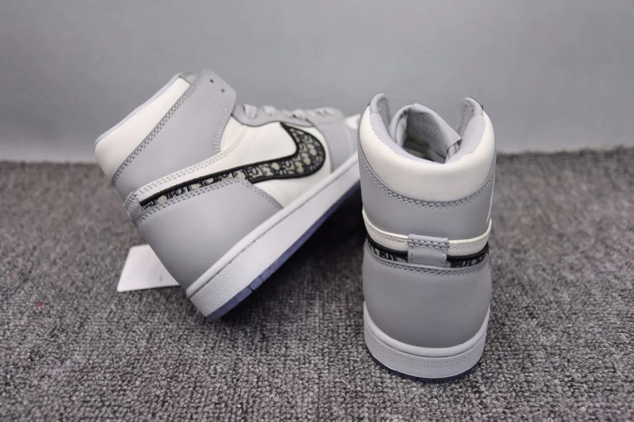 Chaussures de basketball Air Jordan 1 x Dior blanc gris noir semelle translucide 12