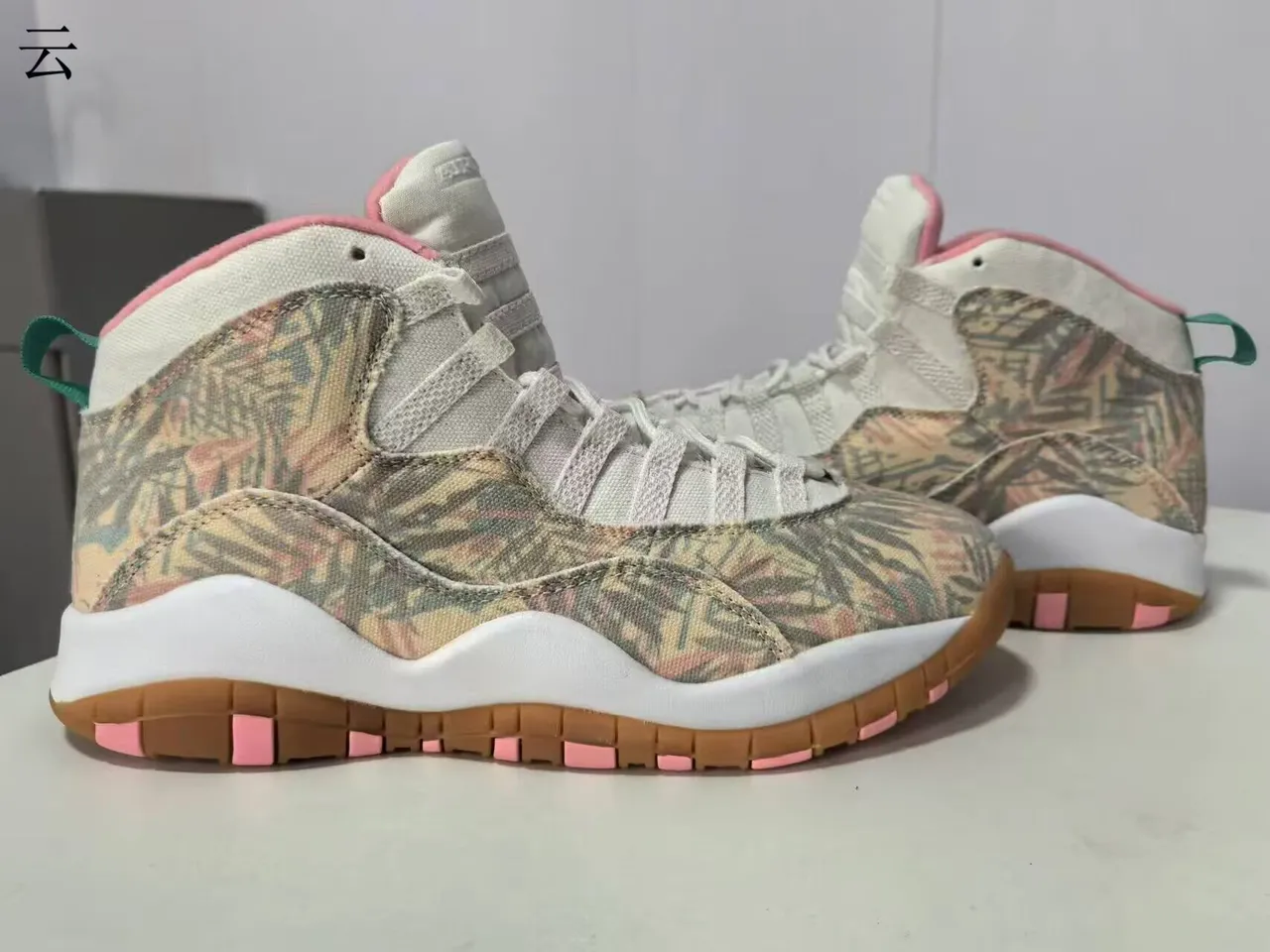 Tênis de basquete Air Jordan 10 com estampa de folhas tropicais e sola de borracha rosa 3