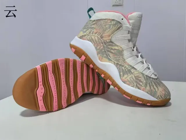 Tênis de basquete Air Jordan 10 com estampa de folhas tropicais e sola de borracha rosa 4