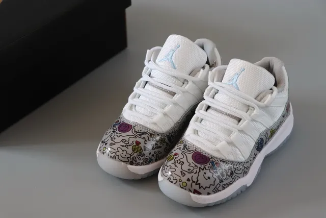 Chaussures de basketball Air Jordan 11 bleu marine et blanc 3
