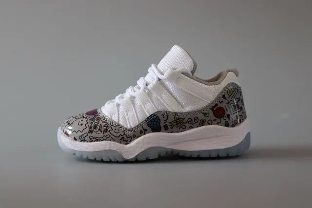 Chaussures de basketball Air Jordan 11 bleu marine et blanc 4