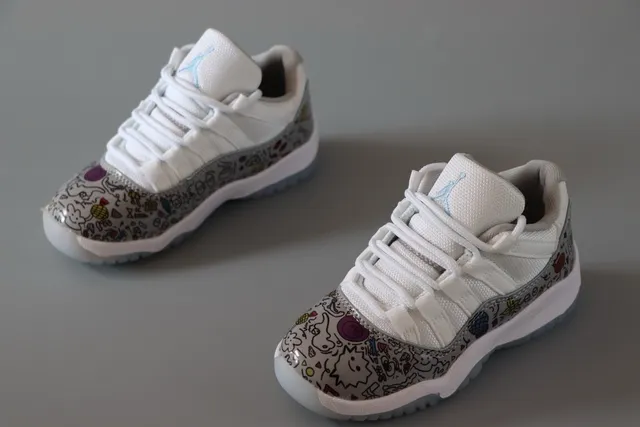 Chaussures de basketball Air Jordan 11 bleu marine et blanc 7