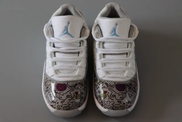 Chaussures de basketball Air Jordan 11 bleu marine et blanc 8