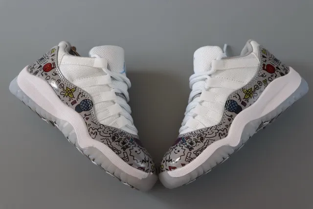 Chaussures de basketball Air Jordan 11 bleu marine et blanc 9
