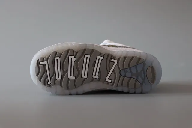 Chaussures de basketball Air Jordan 11 bleu marine et blanc 10