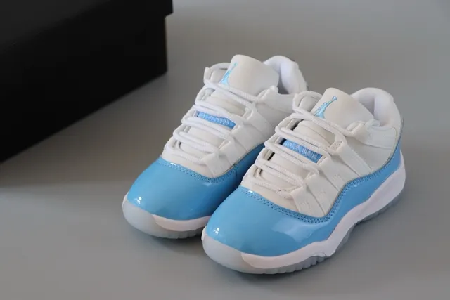 Chaussures de basketball Air Jordan 11 bleu marine et blanc 12