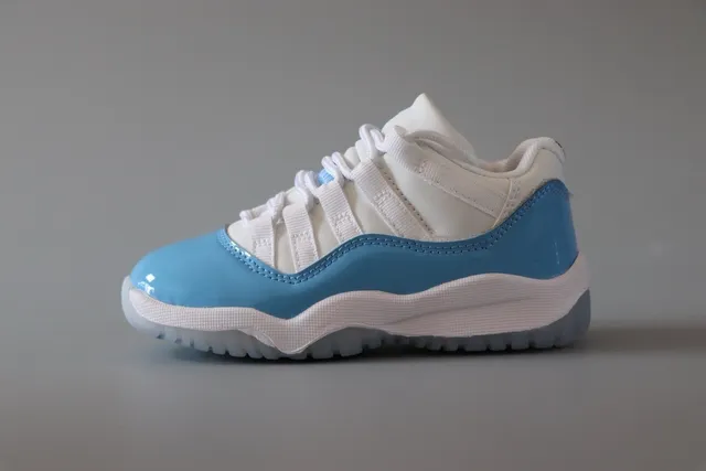 Chaussures de basketball Air Jordan 11 bleu marine et blanc 13