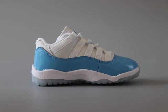 Chaussures de basketball Air Jordan 11 bleu marine et blanc 14
