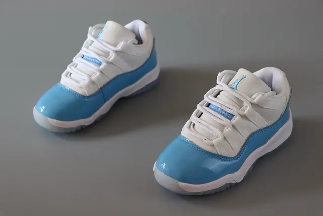 Chaussures de basketball Air Jordan 11 bleu marine et blanc 15