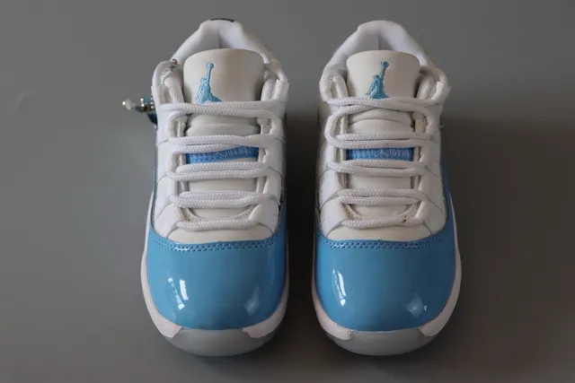 Chaussures de basketball Air Jordan 11 bleu marine et blanc 16