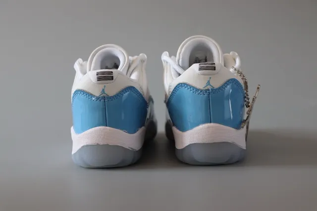 Chaussures de basketball Air Jordan 11 bleu marine et blanc 18