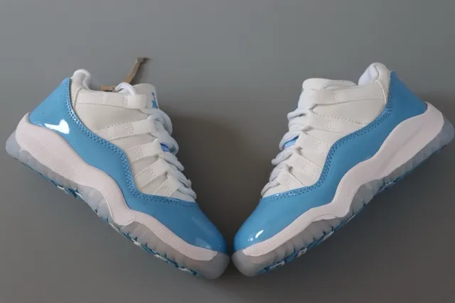 Chaussures de basketball Air Jordan 11 bleu marine et blanc 19
