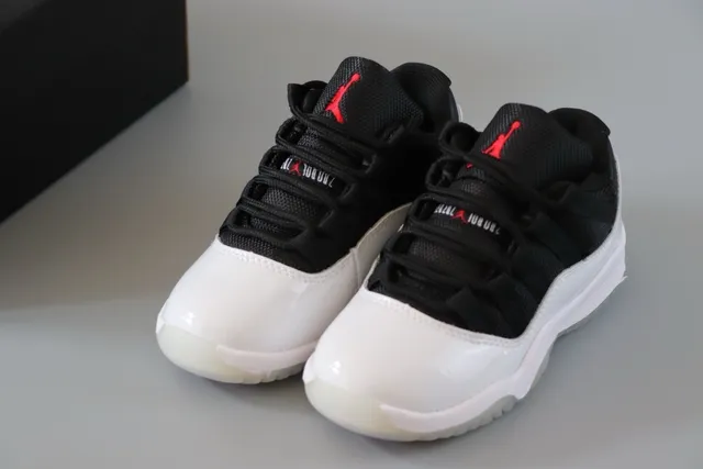 Chaussures de basketball Air Jordan 11 bleu marine et blanc 21